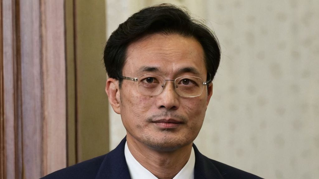 韩国男子团体魅力四溢舞台演绎引粉丝狂热追捧，你仿佛置身电影院线畅享精彩瞬间